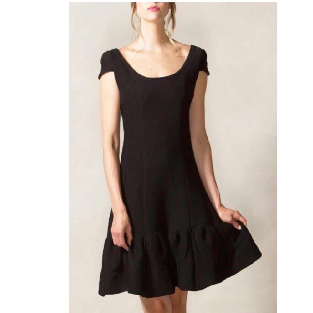 Isoude Black Textured Silk Wool Scalloped Bubble Hem Dress Size 6 Cap Sleeve LBD
